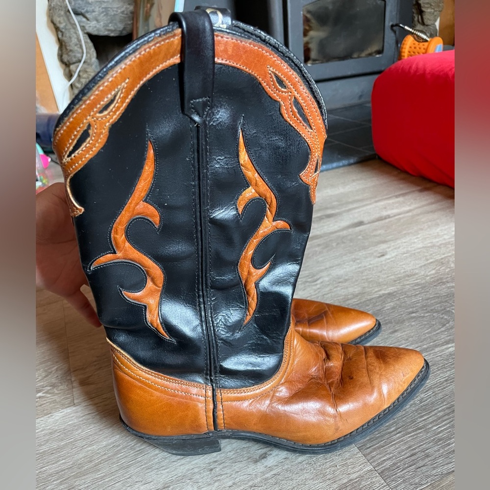 Dingo Western Boots, Leather, Flame Stitch Design-Vintage & Beautiful Size US 7M